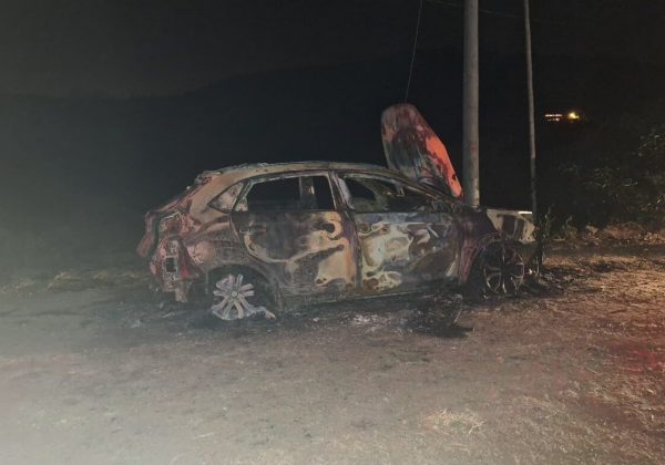 El vehículo quedó reducido a cenizas por lo que fue imposible conocer su procedencia.
