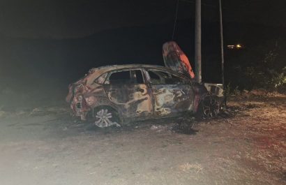 El vehículo quedó reducido a cenizas por lo que fue imposible conocer su procedencia.