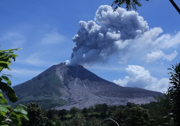 El volcán Lewotobi Laki-Laki, ubicado en la isla de Flores, erupcionó el martes 17 de junio expulsando una columna de ceniza de 10 kilómetros de altura.
