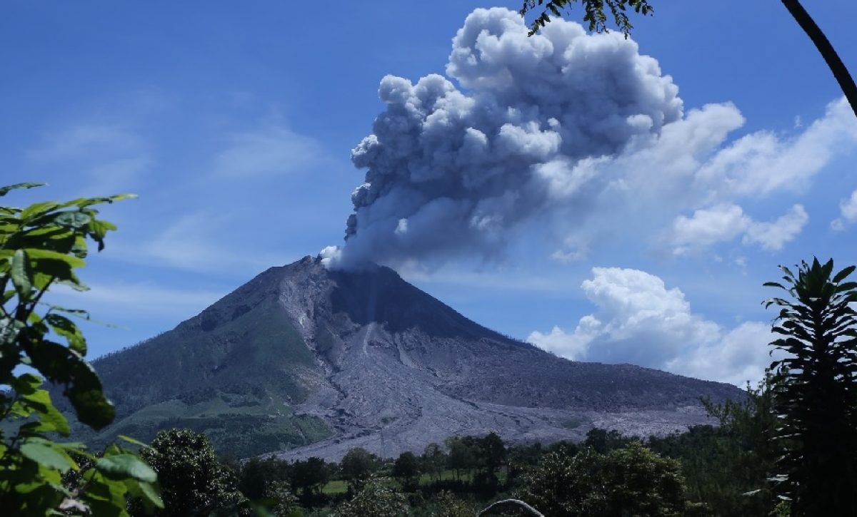 El volcán Lewotobi Laki-Laki, ubicado en la isla de Flores, erupcionó el martes 17 de junio expulsando una columna de ceniza de 10 kilómetros de altura.