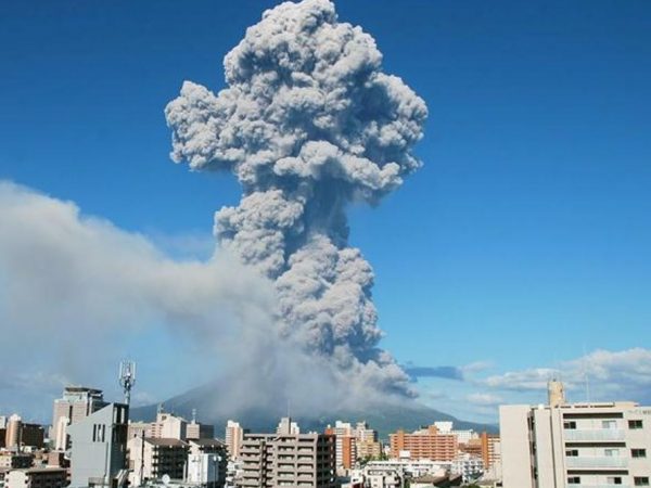 El volcán Sakurajima, ubicado en la isla de Kyushu, Japón, registró una erupción significativa este jueves 22 de mayo del 2025.