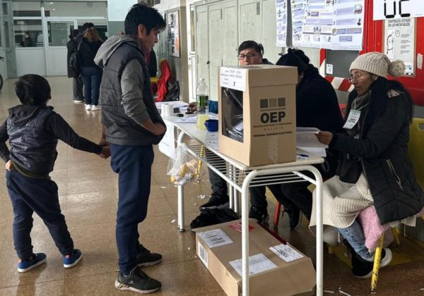 Elecciones presidenciales en Bolivia 2025: ciudadanos bolivianos esperan los resultados oficiales de los comicios. (TSE-Bolivia)