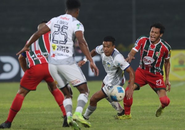 Elson Peñarrieta se convirtió en la figura clave al anotar dos goles que dieron la victoria a Deportivo Santo Domingo sobre Delfín SC.