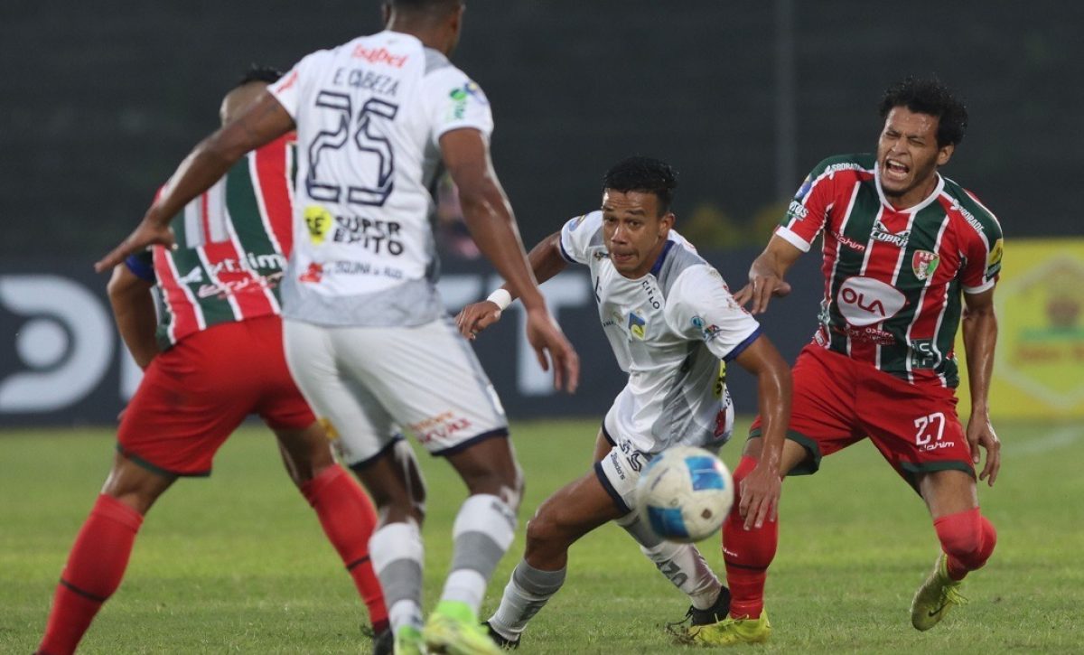 Elson Peñarrieta se convirtió en la figura clave al anotar dos goles que dieron la victoria a Deportivo Santo Domingo sobre Delfín SC.