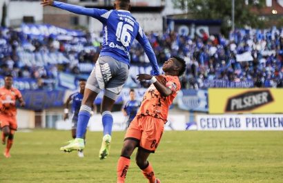 Emelec logró una victoria de último minuto ante Libertad FC en el estadio Reina del Cisne, en Loja