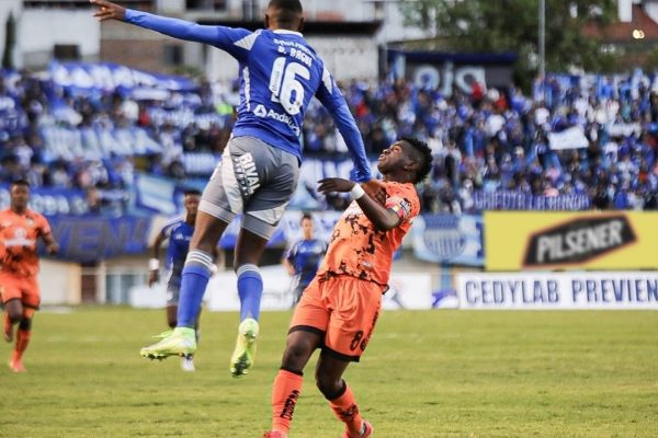 Emelec logró una victoria de último minuto ante Libertad FC en el estadio Reina del Cisne, en Loja