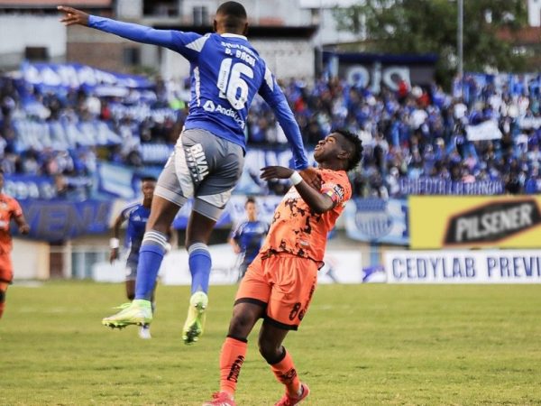 Emelec logró una victoria de último minuto ante Libertad FC en el estadio Reina del Cisne, en Loja