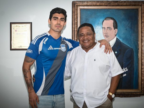 Emelec presenta al peruano Alfonso Barco como refuerzo para la LigaPro 2025
