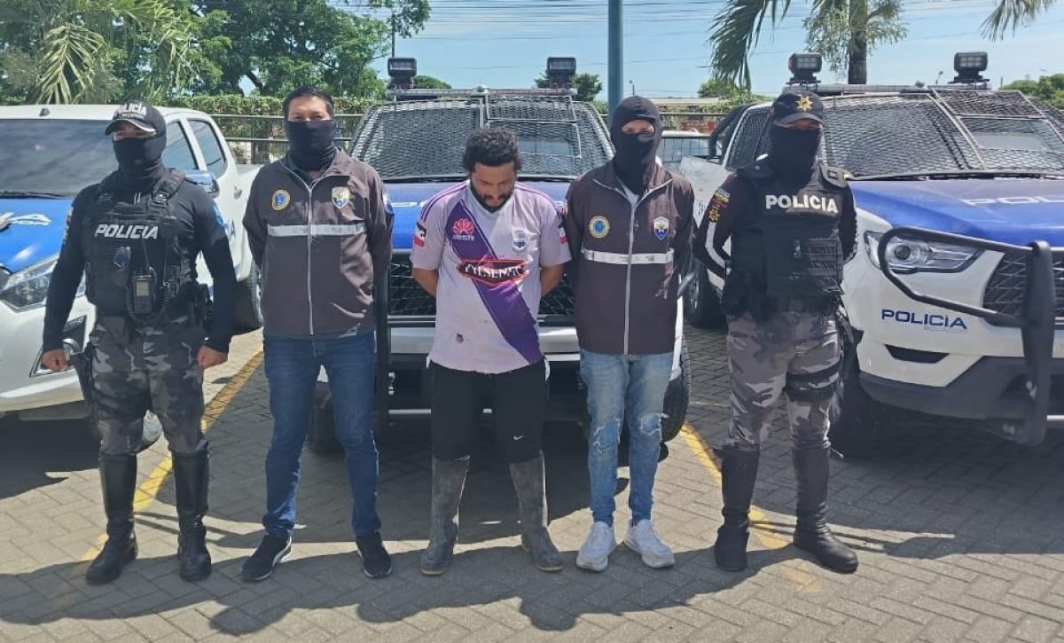 En el cantón Pedernales, la Policía detuvo a Aldo Leonel V. Q., de 33 años, sospechoso de asesinar a tiros a una menor de 14 años.
