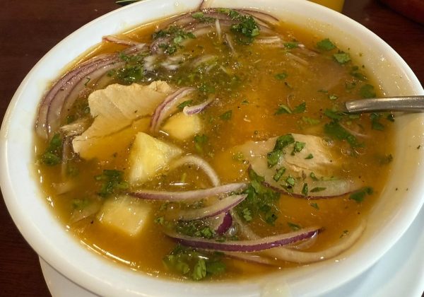 Encebollado ecuatoriano, el sabor que acerca a los migrantes al hogar