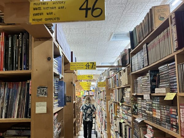 Entre novelas góticas y ensayos históricos, a veces aparecen textos en español esperando ser encontrados por los migrantes.