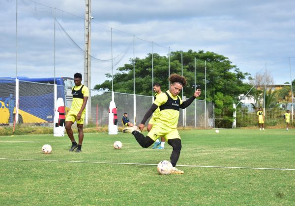 Érick Mendoza, delantero de Delfín SC.