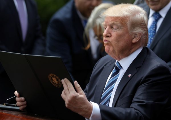 rump Considera Invocar la Ley de Insurrección por Protestas en Los Ángeles