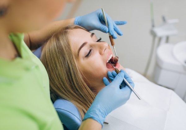 No solo estética: una mala mordida puede afectar tu columna y estómago