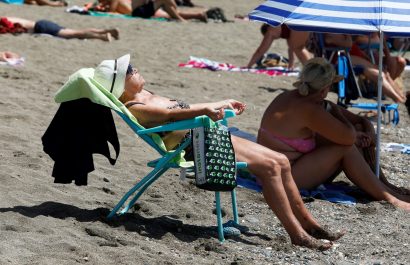 EuropaPress_3242267_mujer_tomando_sol_playa_malagueta_malaga_andalucia_espana_19_julio_2020-scaled-1