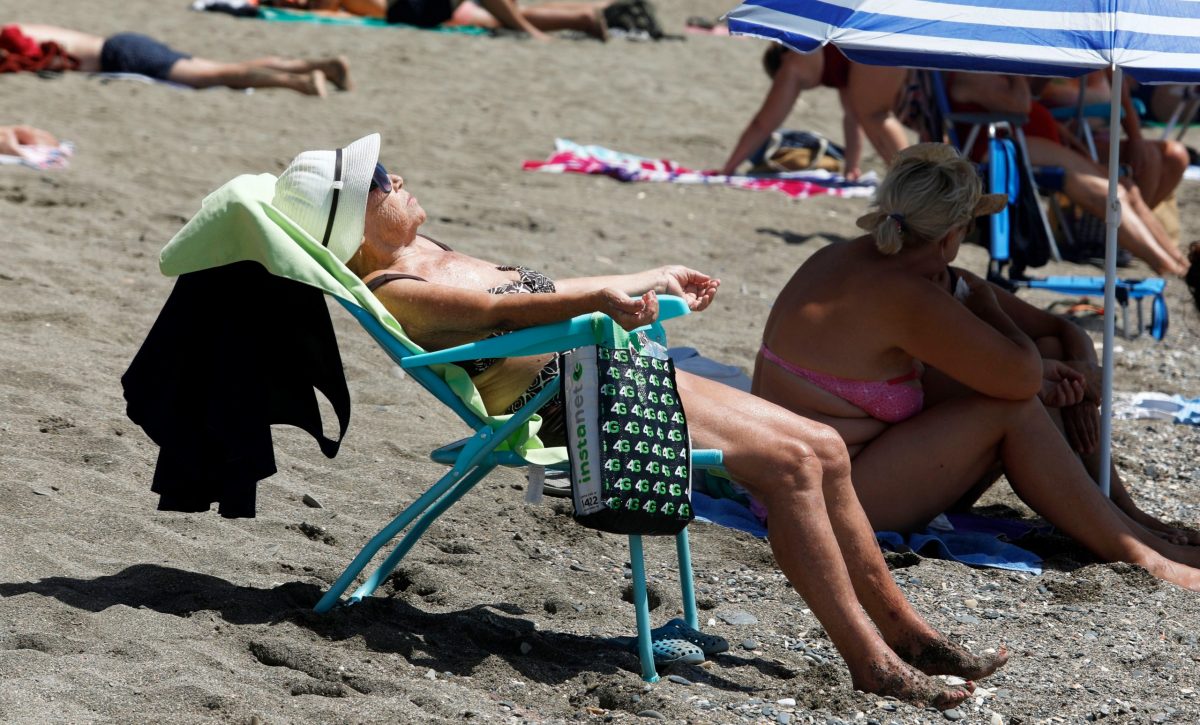 EuropaPress_3242267_mujer_tomando_sol_playa_malagueta_malaga_andalucia_espana_19_julio_2020-scaled-1