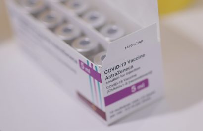 EuropaPress_3750756_caja_dosis_vacuna_astrazeneca_contra_covid-19_junio_2021_hospital_isabel-scaled-1