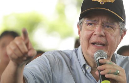 Ecuador.- El presidente de Ecuador se parte el peroné en una caída