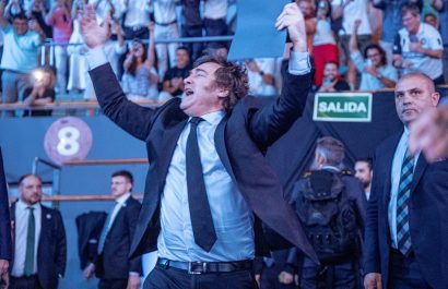 El presidente de Argentina, Javier Milei, generó controversia este domingo al publicar en su cuenta de X una serie de mensajes ofensivos.
