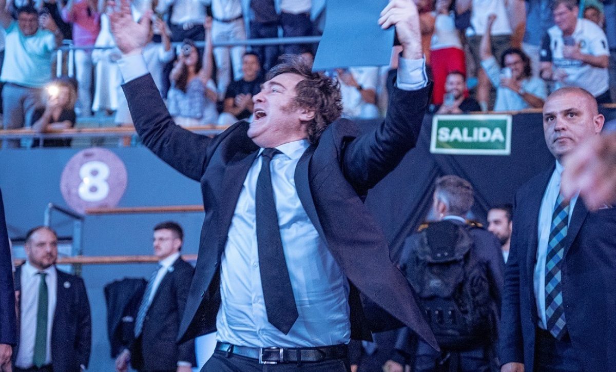 El presidente de Argentina, Javier Milei, generó controversia este domingo al publicar en su cuenta de X una serie de mensajes ofensivos.