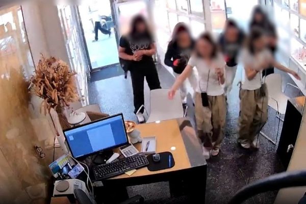 Dos hombres fueron detenidos por intento de robo en joyería de Barcelona con disfraz para evitar identificación