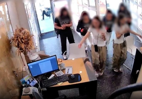Dos hombres fueron detenidos por intento de robo en joyería de Barcelona con disfraz para evitar identificación