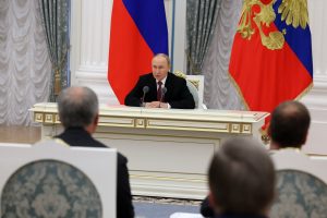 Foto/ Europa Press: Vladimir Putin informa a su cúpula de seguridad sobre el resultado de la cumbre de Alaska con Trump.