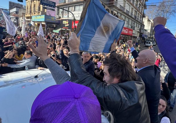Caravana de Milei atacada con piedras: ¿quiénes están detrás del incidente?