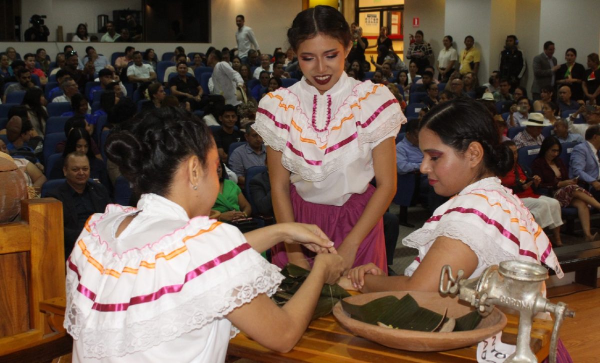 Estudiantes de la carrera de artes escénicas. de la Universidad San Gregorio, realizaron presentaciones artísticas.