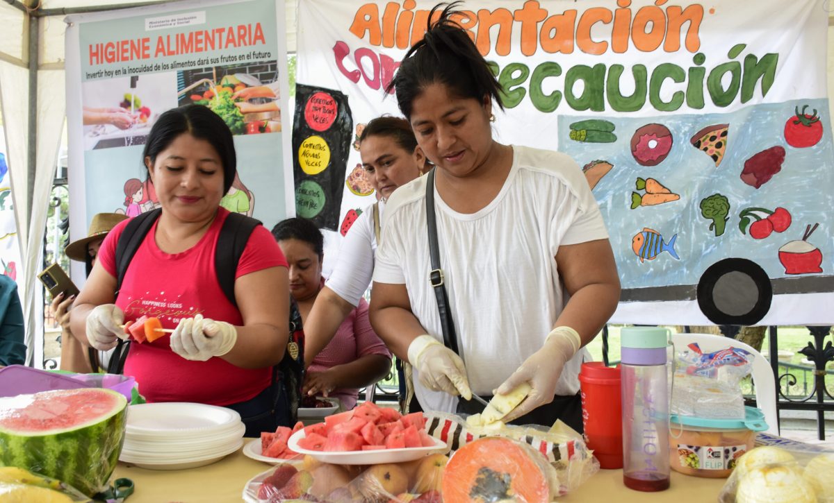 Las educadoras del MIES dieron consejos sobre la buena alimentación.