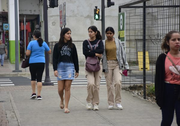 Las personas toman sus precauciones y salen abrigadas por el frío que se siente en estos días.
