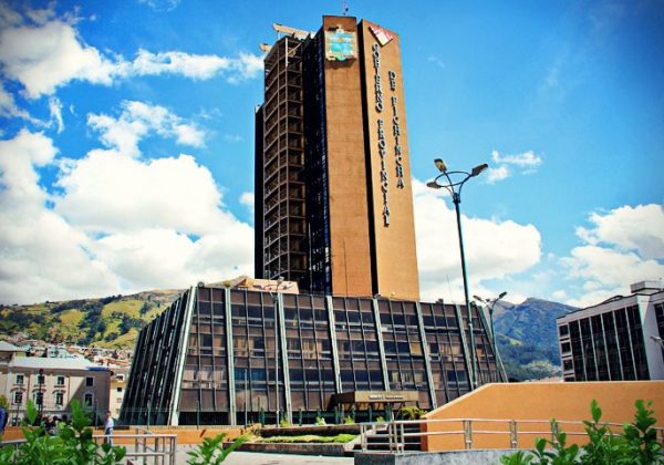 El edificio de la Prefectura de Pichincha.