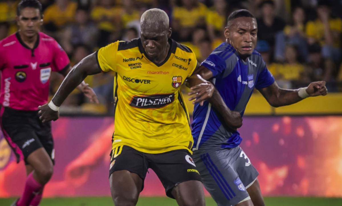 Felipe Caicedo en disputa del balón en el último Clásico del Astillero que ganó Barcelona SC 2-0 a Emelec.