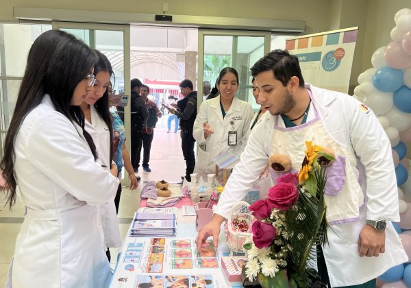En la feria del Hospital Verdi Cevallos, se brindó información sobre la importancia de la lactancia materna.