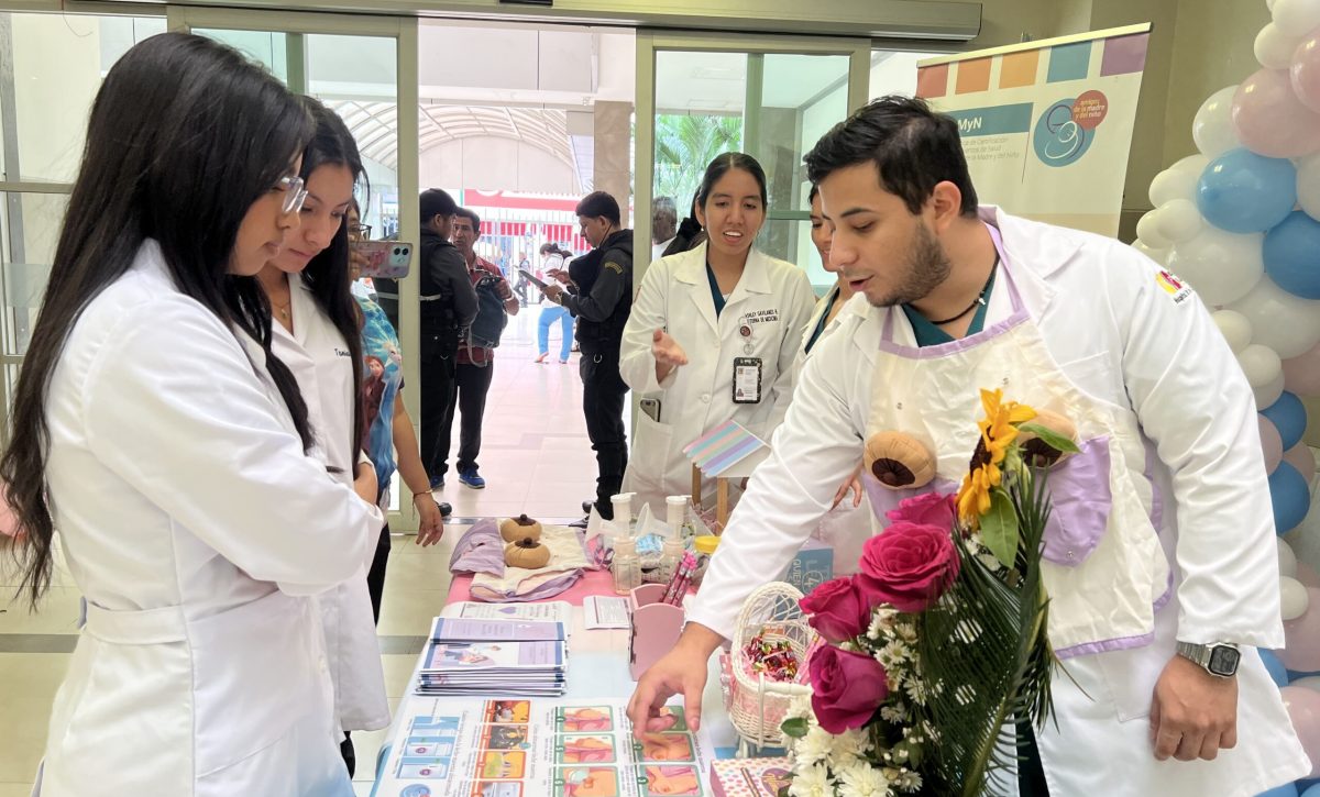 En la feria del Hospital Verdi Cevallos, se brindó información sobre la importancia de la lactancia materna.