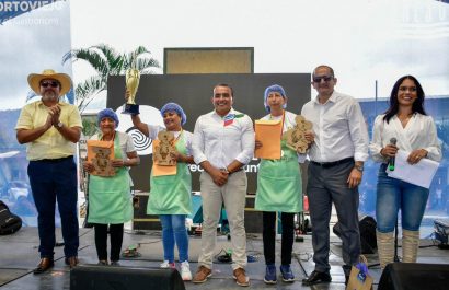 El alcalde de Portoviejo, Javier Pincay, junto a las ganadoras del festival.
