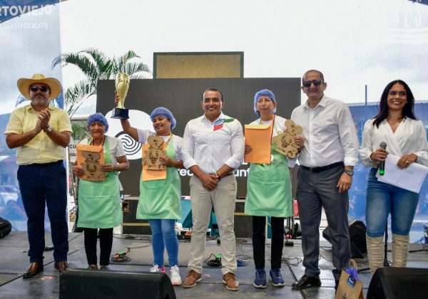El alcalde de Portoviejo, Javier Pincay, junto a las ganadoras del festival.
