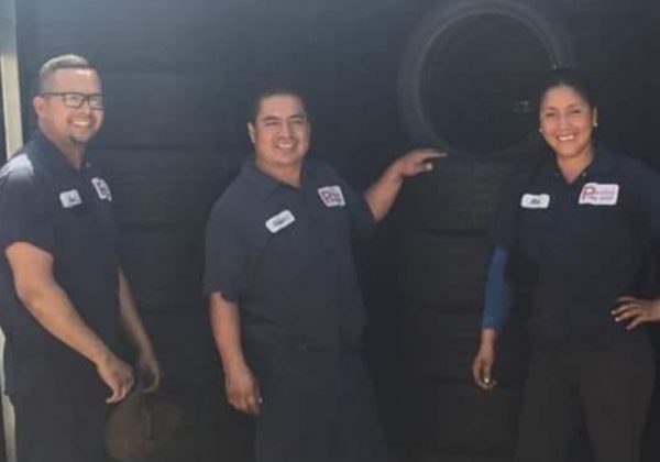 Foto de 2018, se ve a Miriam, quien llegó a Estados Unidos y poco a poco incursionó en una llantera, para romper con el mito del sexo débil. (Cortesía)