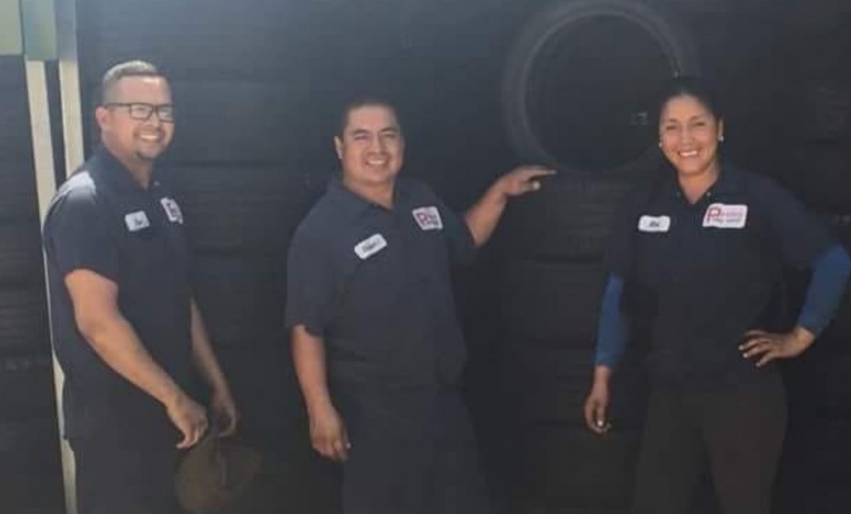 Foto de 2018, se ve a Miriam, quien llegó a Estados Unidos y poco a poco incursionó en una llantera, para romper con el mito del sexo débil. (Cortesía)