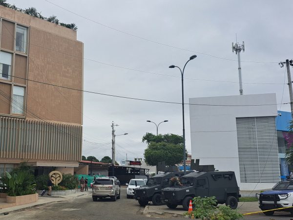 Personal de Seguridad estuvo en la noche y el día en el hotel Oro Verde de Portoviejo. FOTO: El Diario.