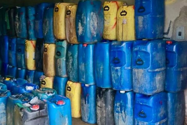 Fuerzas Armadas detectan y decomisan combustible ilegal en bodega clandestina en frontera norte de Ecuador