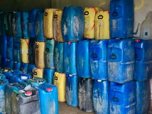 Fuerzas Armadas detectan y decomisan combustible ilegal en bodega clandestina en frontera norte de Ecuador
