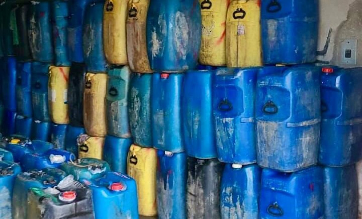 Fuerzas Armadas detectan y decomisan combustible ilegal en bodega clandestina en frontera norte de Ecuador