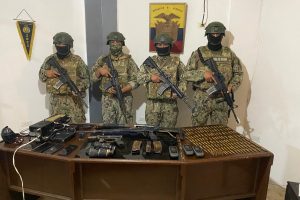 Parte del armamento que decomisó personal de las Fuerzas Armadas, en el operativo.