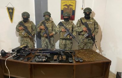 Parte del armamento que decomisó personal de las Fuerzas Armadas, en el operativo.