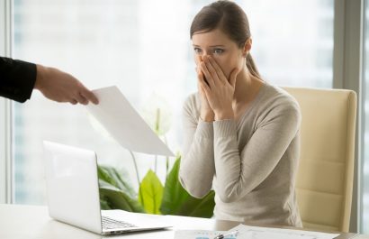 Funcionarios públicos de Ecuador comienzan a recibir notificaciones de despido