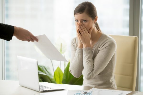 Funcionarios públicos de Ecuador comienzan a recibir notificaciones de despido