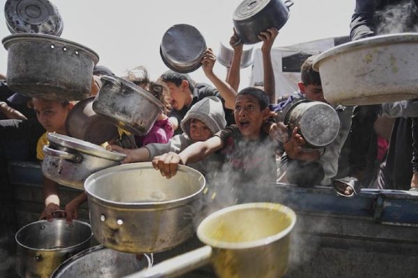 Decenas de cocinas comunitarias en Gaza cierran ante falta de alimentos.