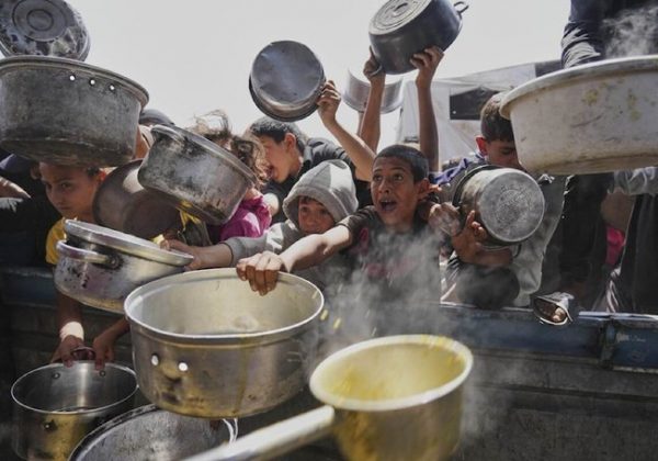 Decenas de cocinas comunitarias en Gaza cierran ante falta de alimentos.