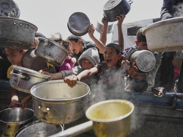 Decenas de cocinas comunitarias en Gaza cierran ante falta de alimentos.